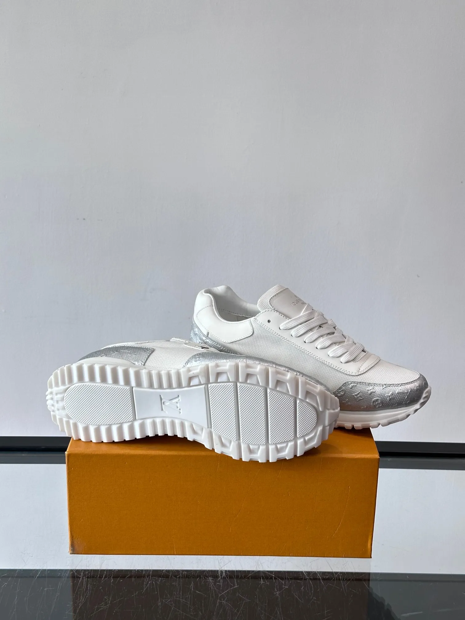 Men's Men's Shoes 💰500 [New Style] 🐡🐡LV🆕RUN AWAY sneakers, this Run Away sneaker is made of first-layer cowhide leather and breathable original material. The wedge-shaped rubber outsole continues the running shoe design, embellished with Monogram flowers, the L V letter is marked on the tongue, and the Louis Vuitton Paris logo is embellished on the back. Paired with brand logo cotton feet, the mesh lining and heel are spliced ​​and wrapped in cowhide, making the upper foot comfortable and breathable! size: 39-44 (38.45.46 customized)